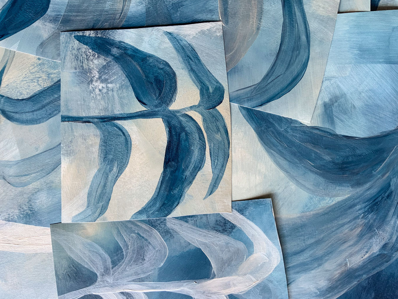 håndmalet blåt tapet med blade