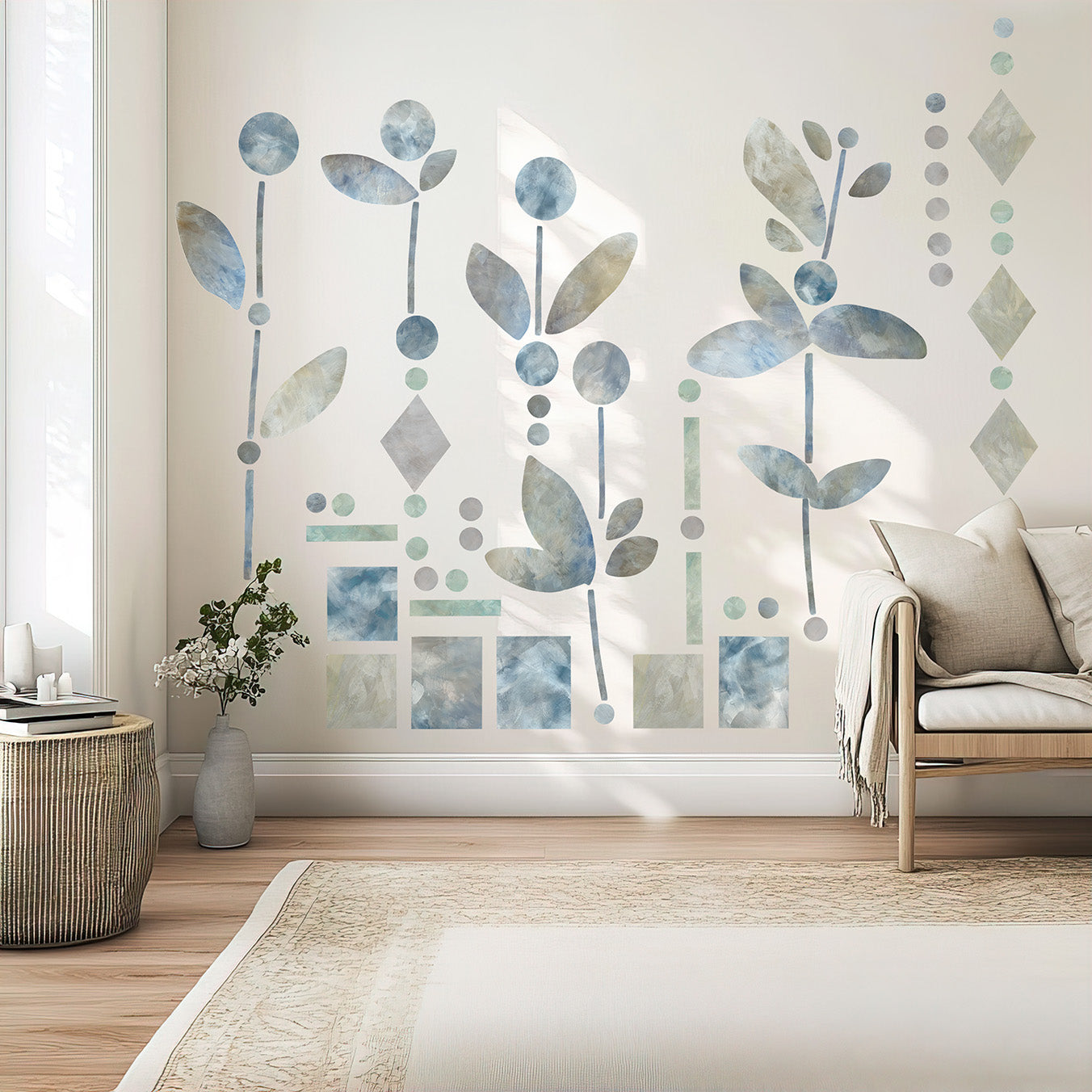 stor vægdekoration i lys blå, med blade og geometriske former. Vægmaleri i stuen af håndmalet selvklæbende tapet fra Tonka Papers.
