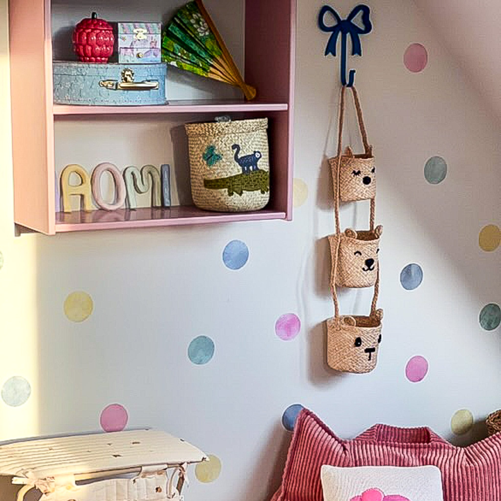 prikker wall stickers i børneværelse med kreativ og moderne indretning