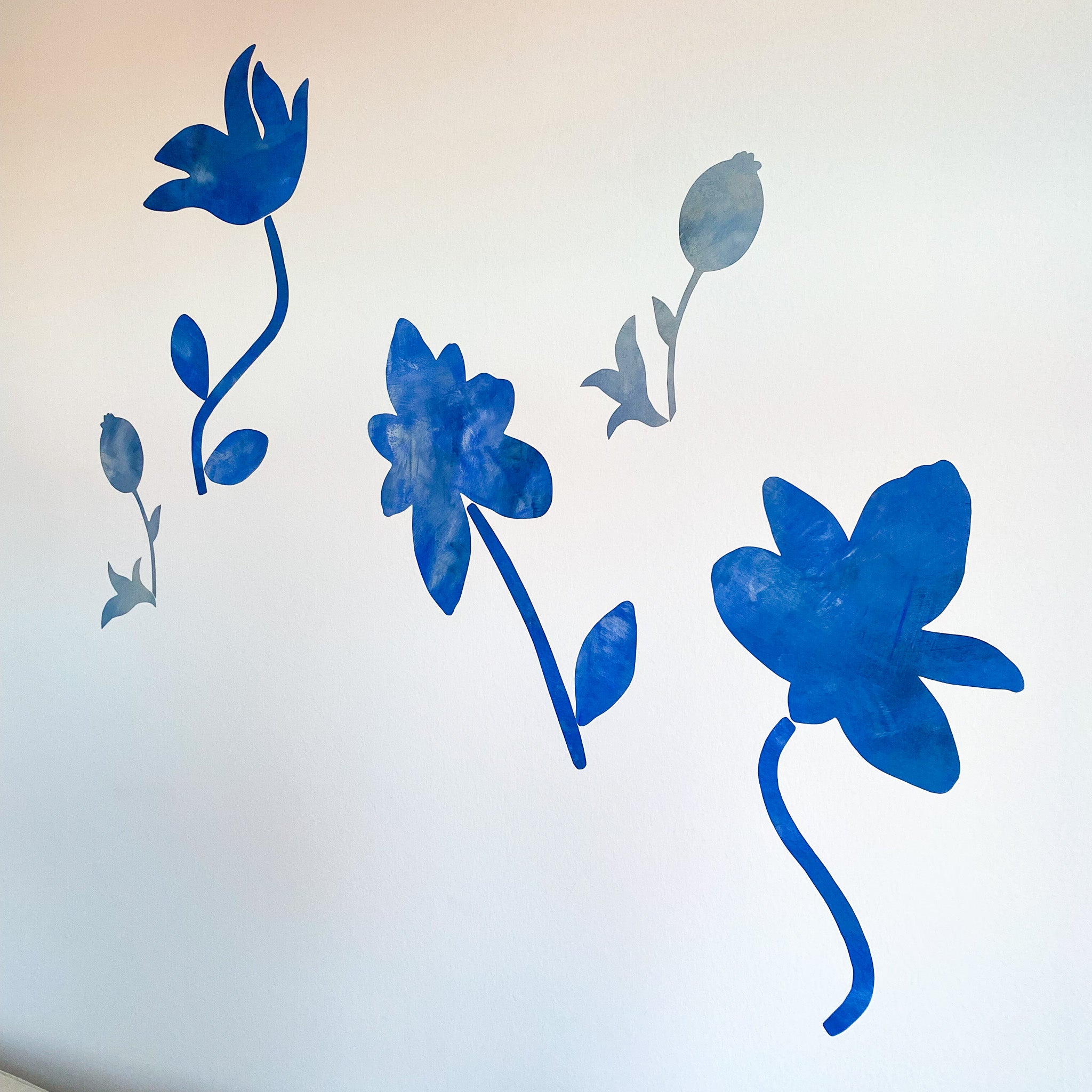blå tapet blomster håndmalet selvklæbende tapet også kaldet peel and stick.