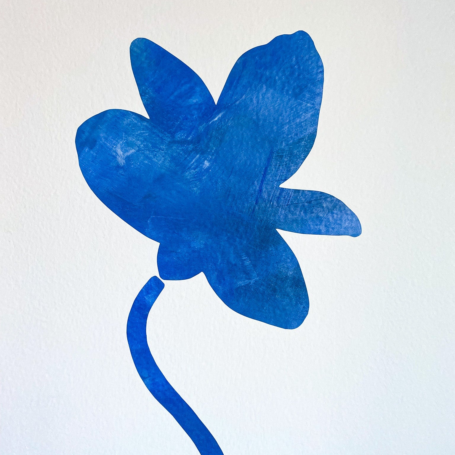 kobolt blå håndmalet blomst af tekstiltapet