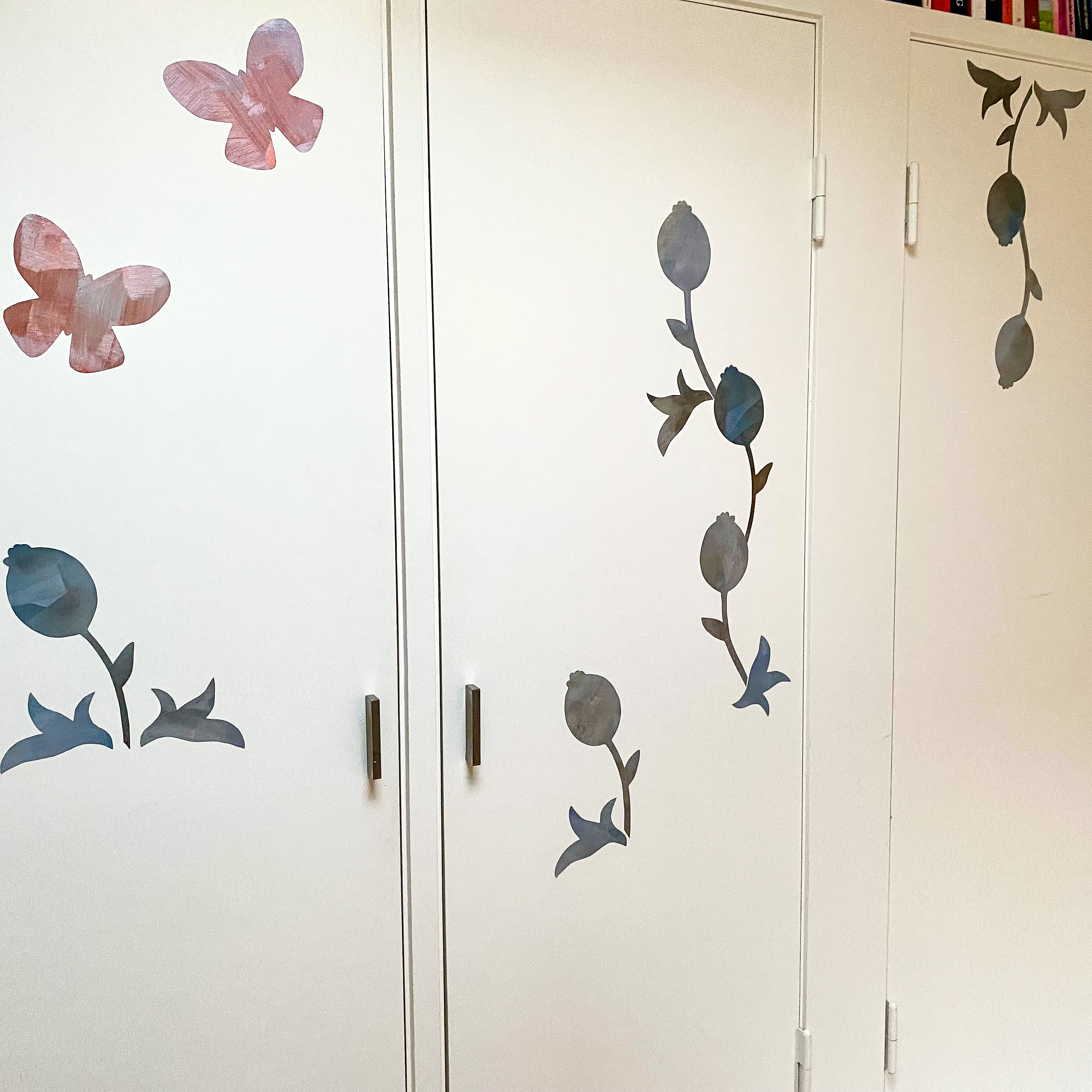 blå blomster selvklæbende dekoration på garderobeskab