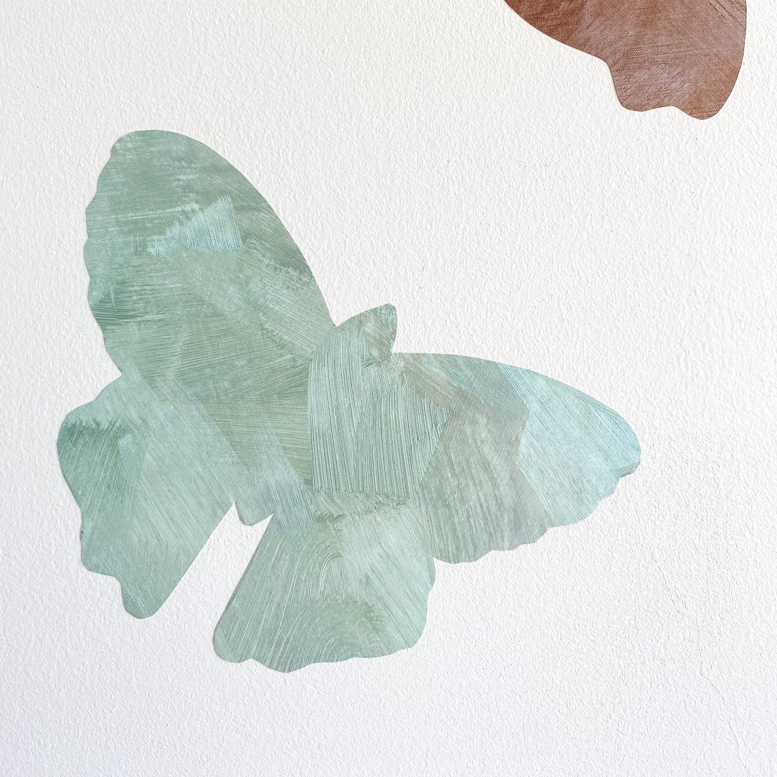 Lys grøn Sommerfugl wallsticker. Håndmalet på tekstiltapet.