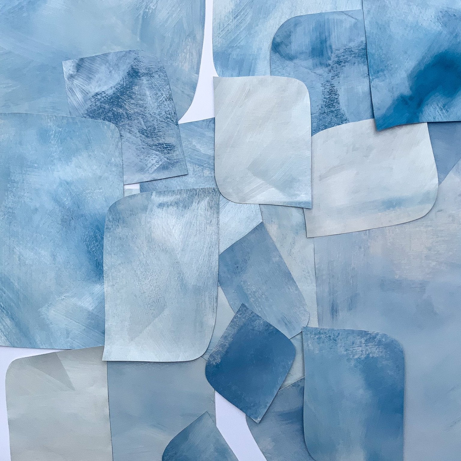 håndmalet blåt tapet