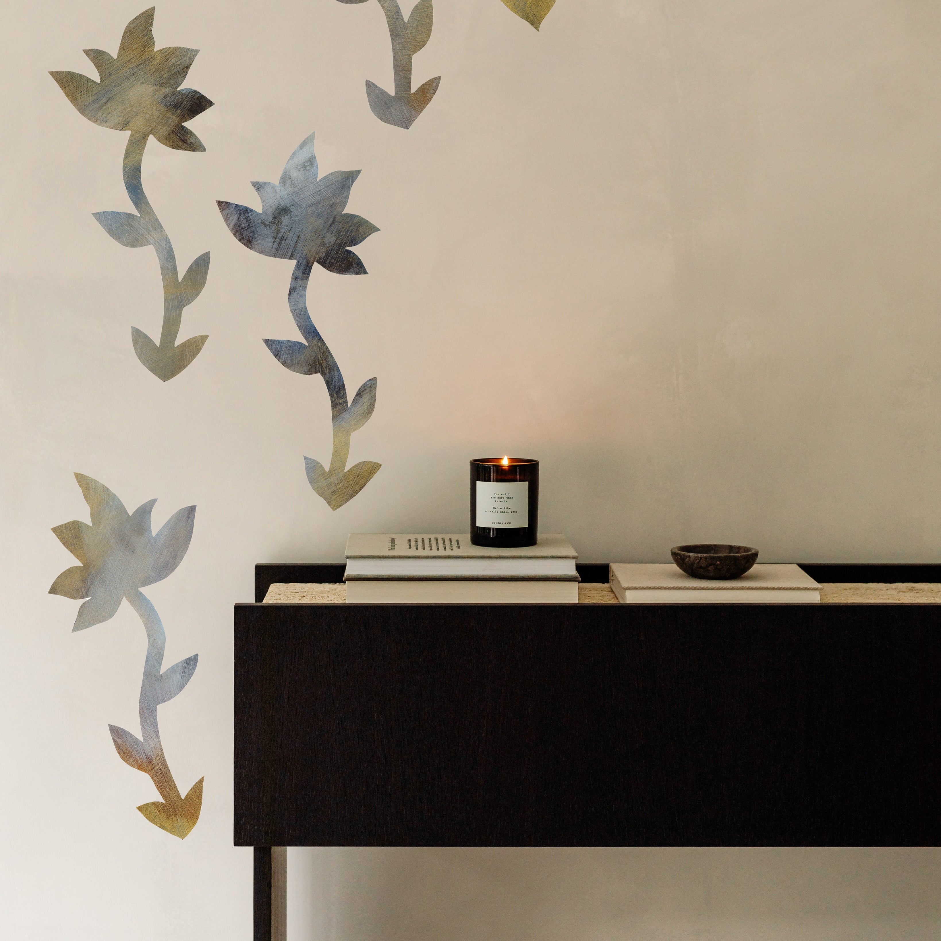 sort og guld blomster peel and stick