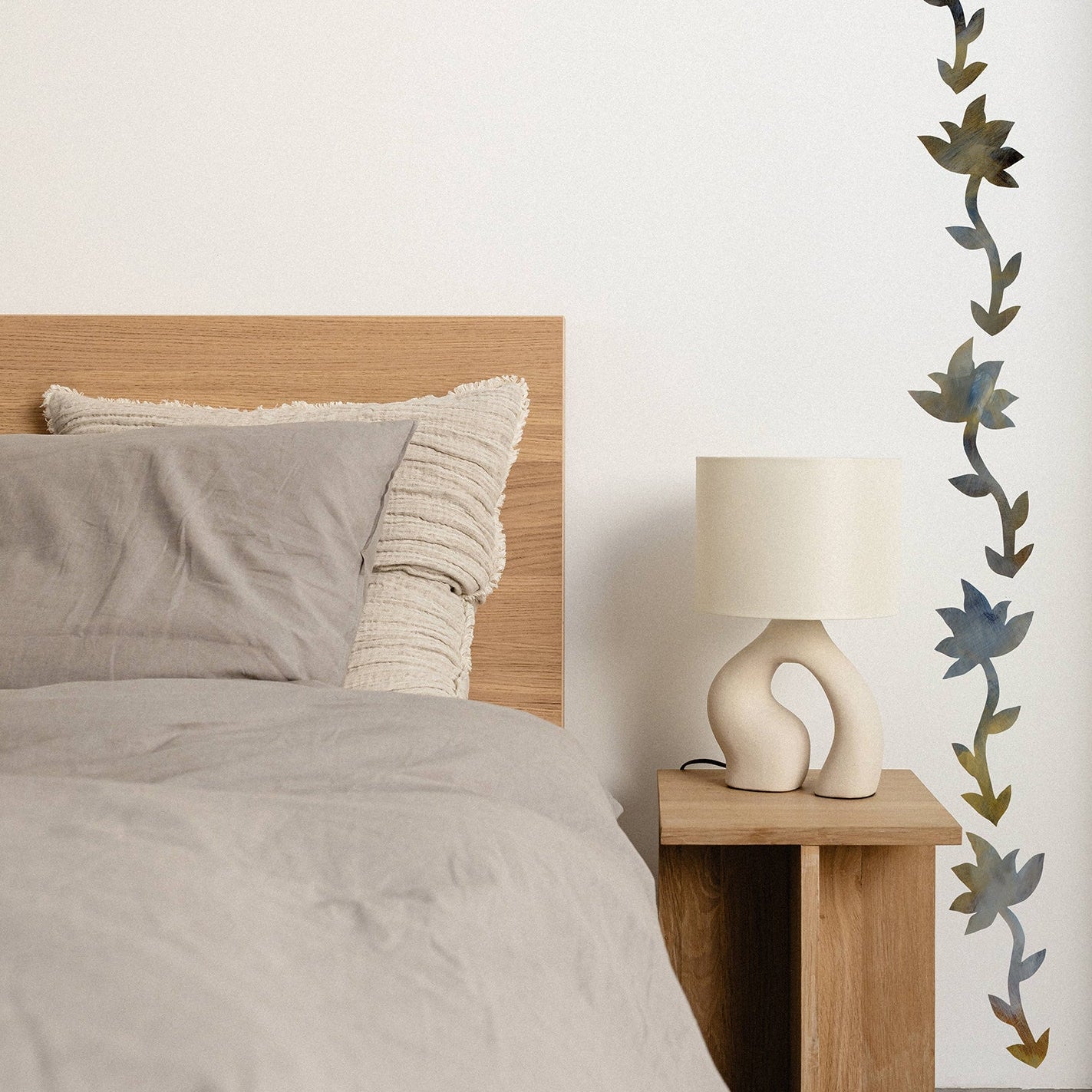 vægdekoration i soveværelset. sort blomstret peel and stick tapetbort