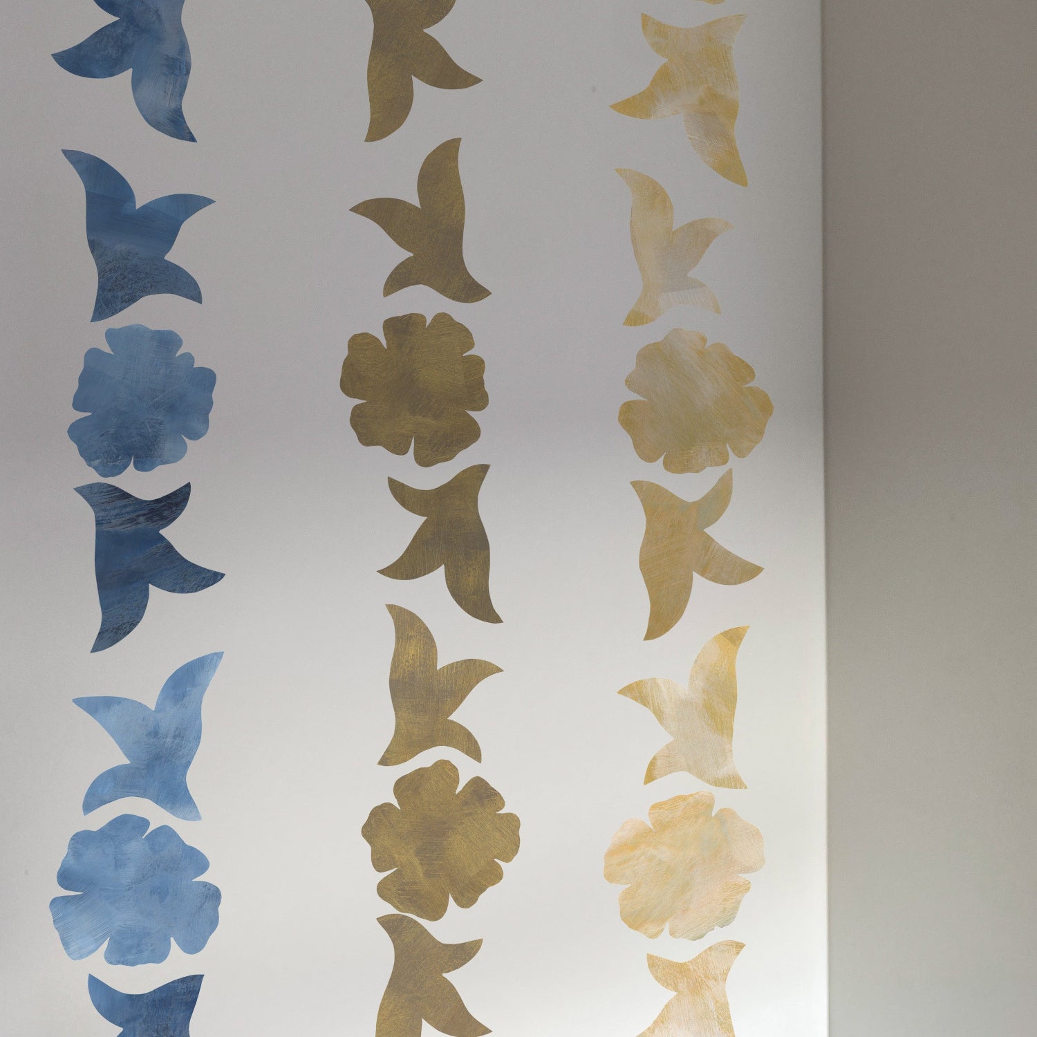 selvklæbende blomstret tapetborter i brun, blå og guld