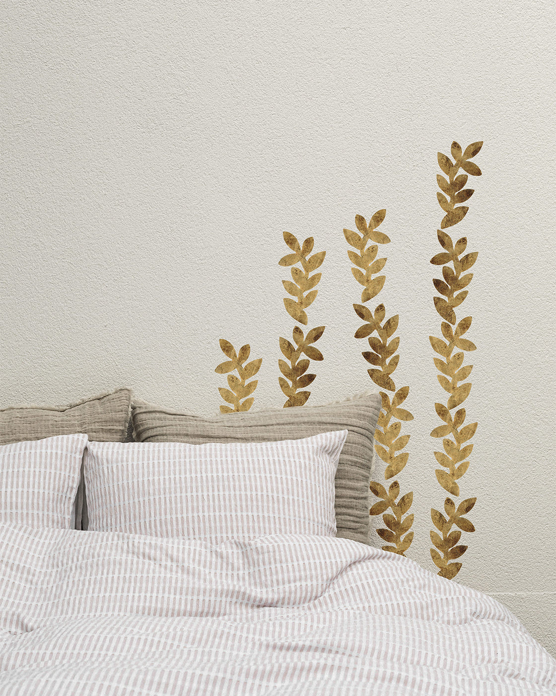 guld tapet med blade. vægdekoration til soveværelset