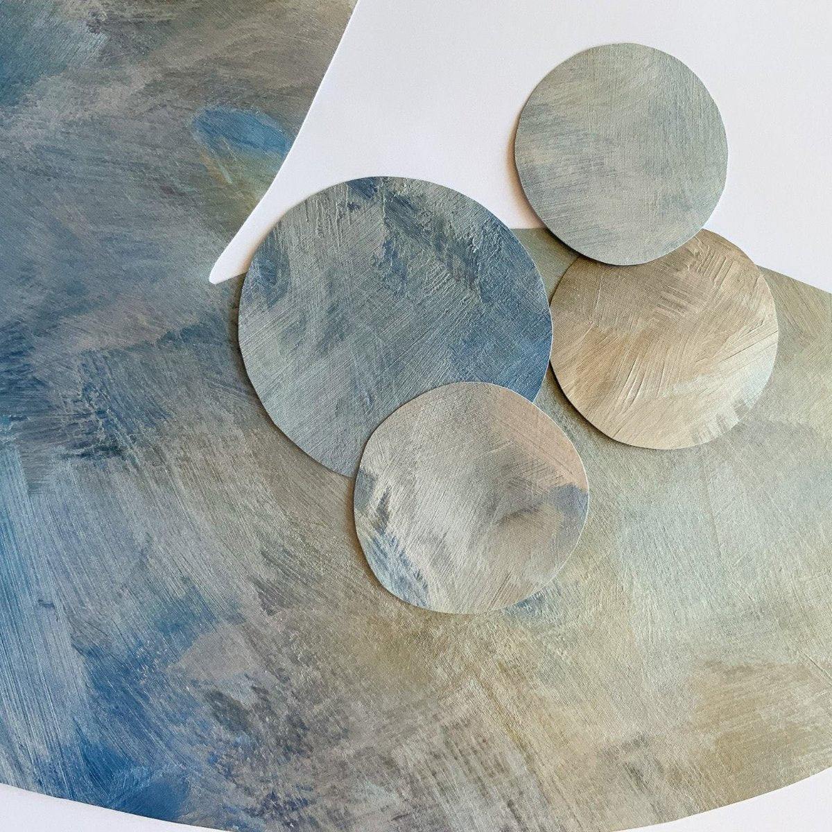 lys blå og bronze håndmalet tapet