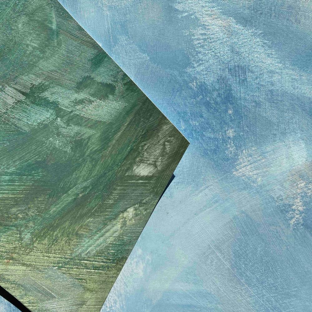 håndmalet tapet i lys grøn og blå