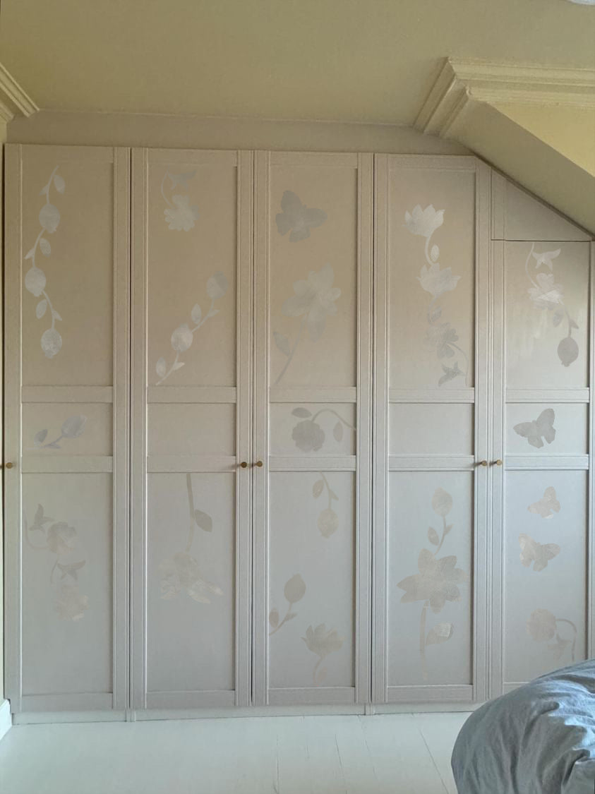 garderobeskab med blomster wallstickers