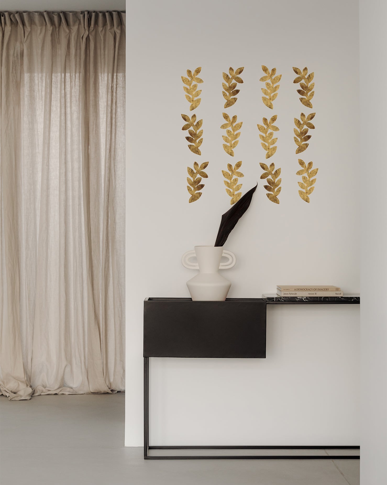 vægdekoration til stuen. tapet med bladguld