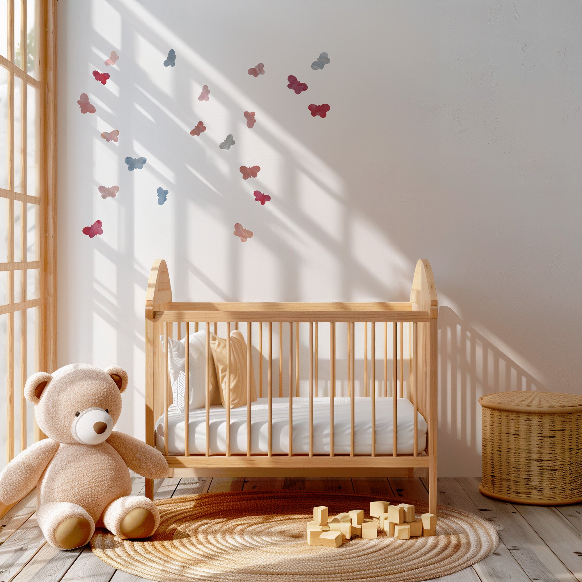 babyværelse med sommerfugle wallstickers. Håndmalet selvklæbende vægdekorationer fra Tonka Papers.