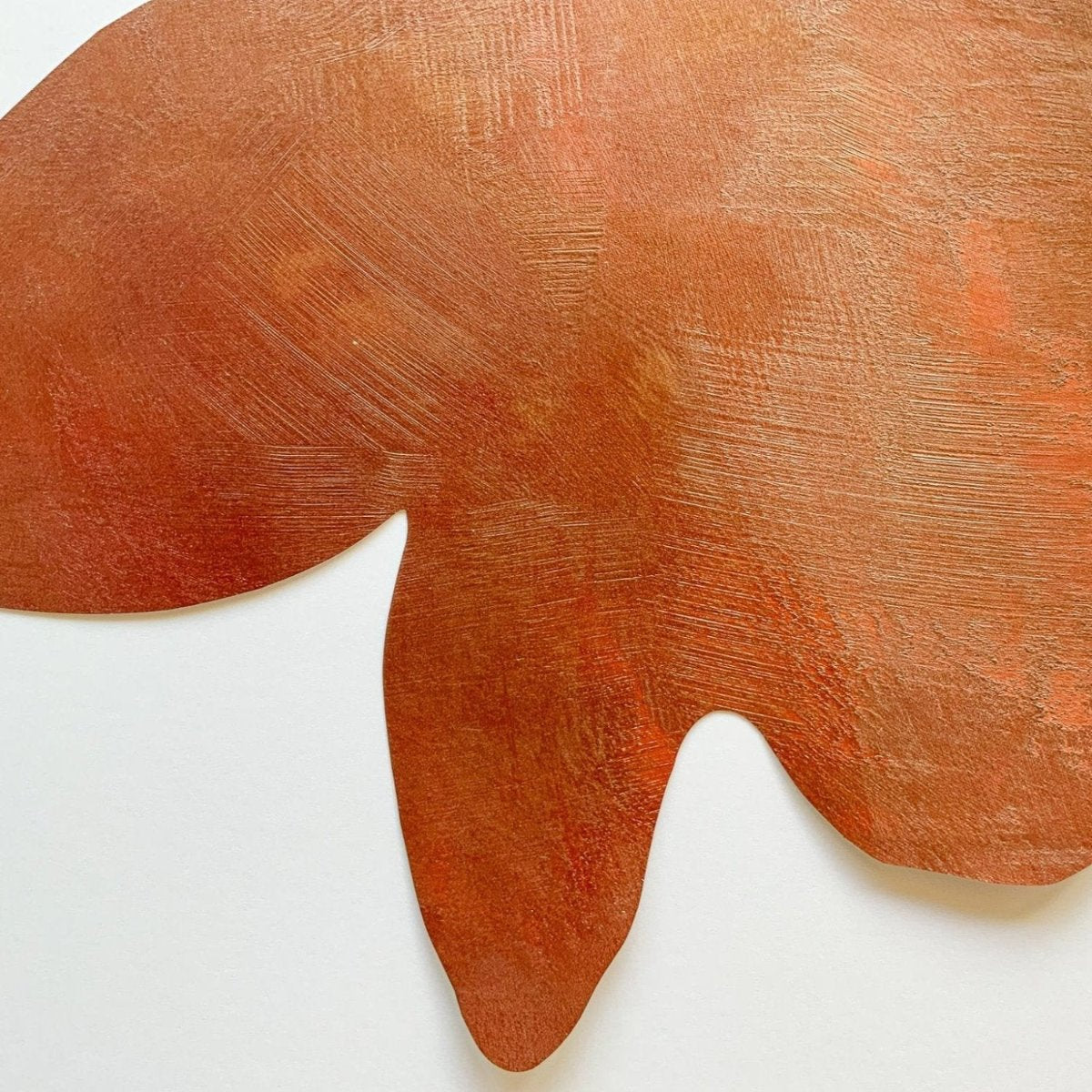 detalje af rødt og guld håndmalet tapet