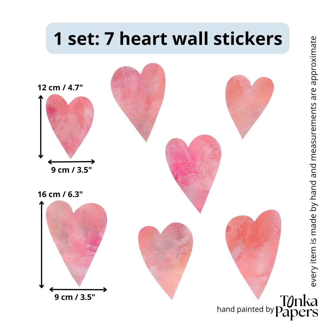 Størrelsesoversigt for sættet med 7 håndmalede lyserøde hjerte wall stickers - mål varierer fra ca. 9x12 cm til 16x9 cm, håndmalet af Tonka Papers