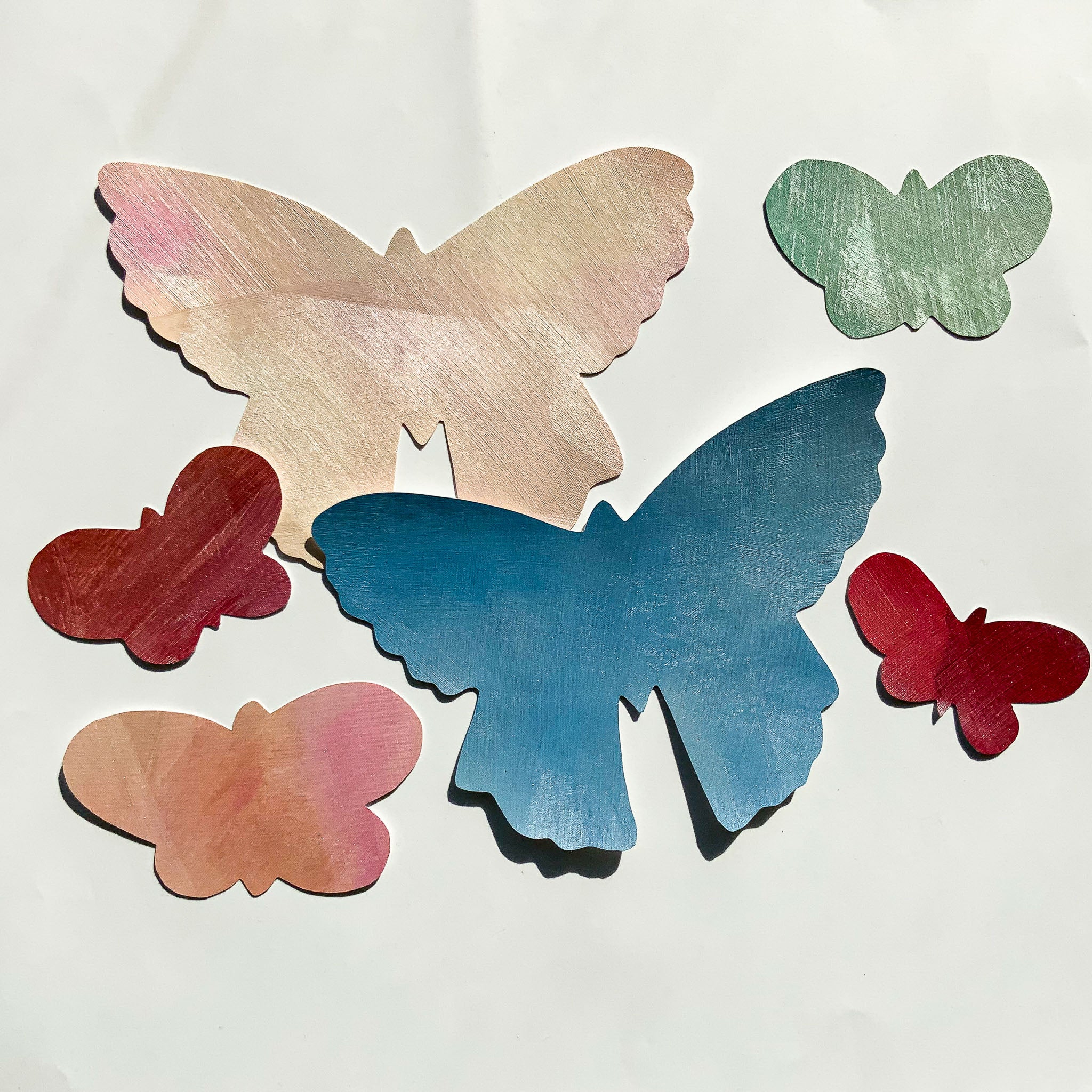 sommerfugl wall sticker i blå, grøn, rød, lyserød