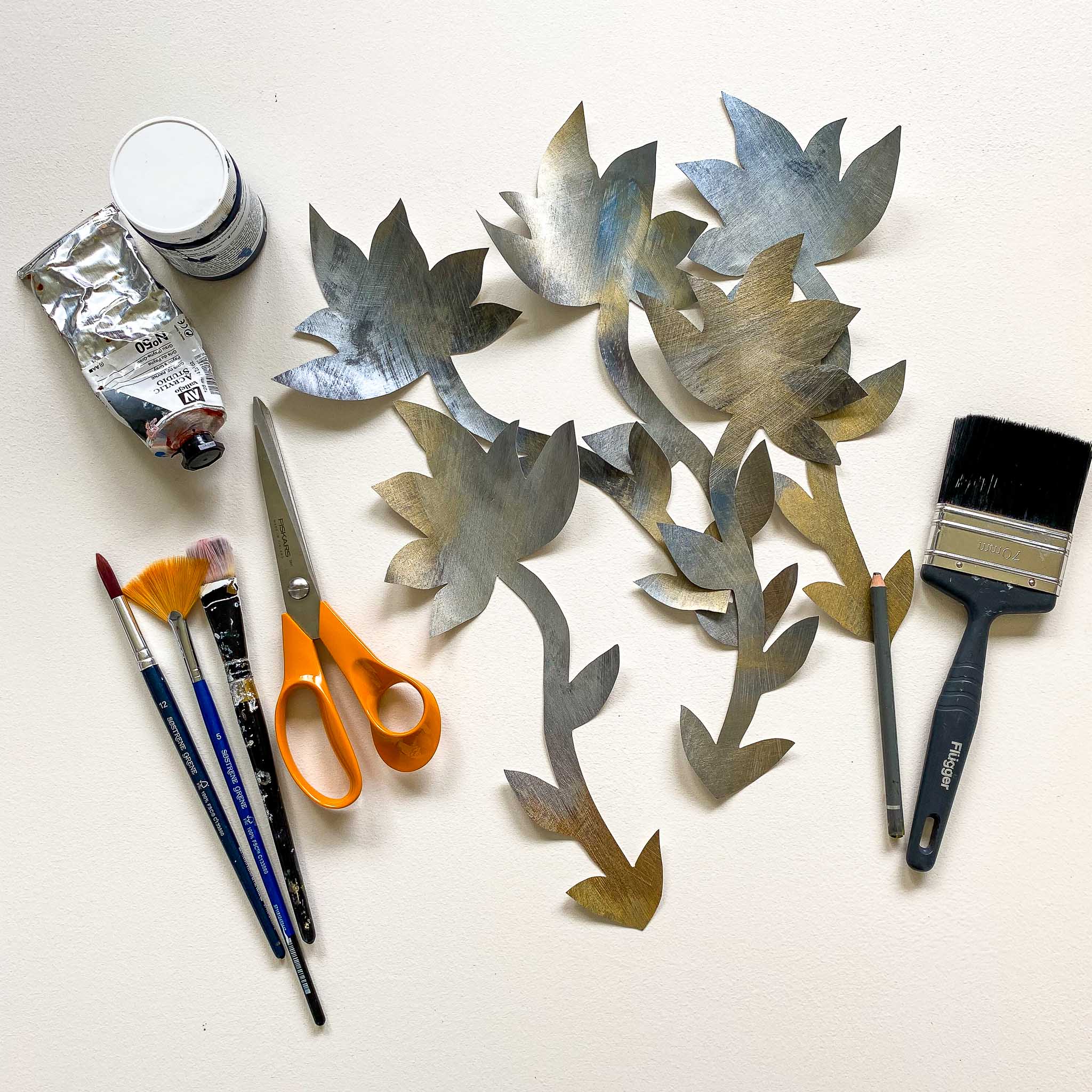 håndmalet tapet med sorte og guld blomster