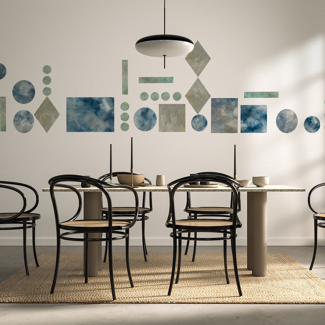 geometrisk håndmalet og selvklæbende vægdekoration installaleret i spisestue. Dansk design