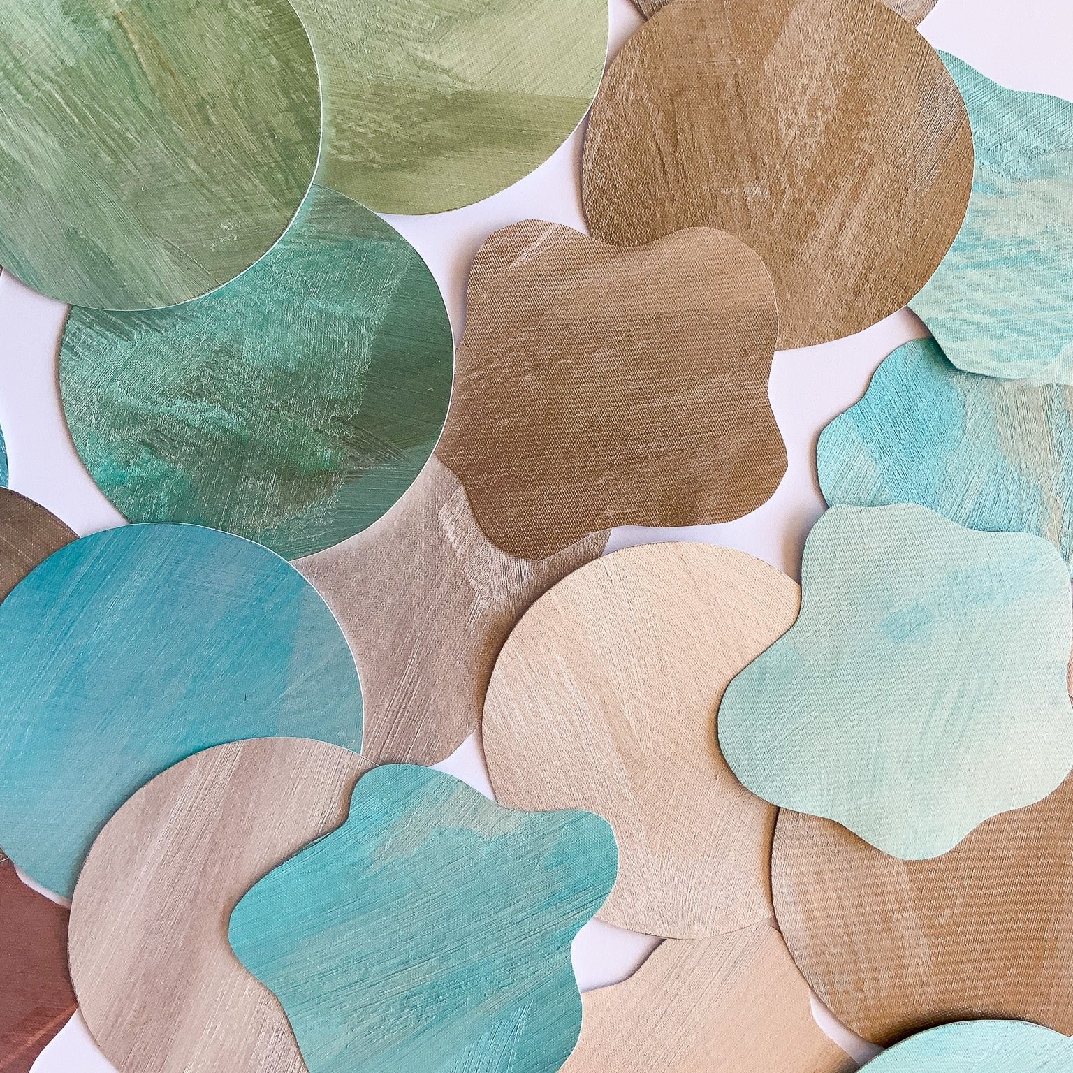 tapetprøver af selvklæbende og håndmalet tapet med perlemor