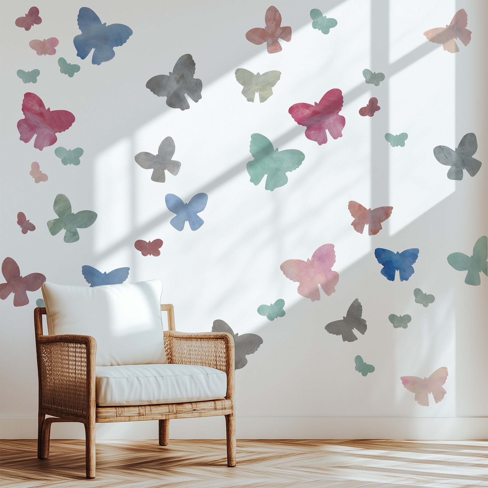 Sommerfugl wallstickers i stue i rød, blå, grøn, blå, pink, lyserød og lysegrøn