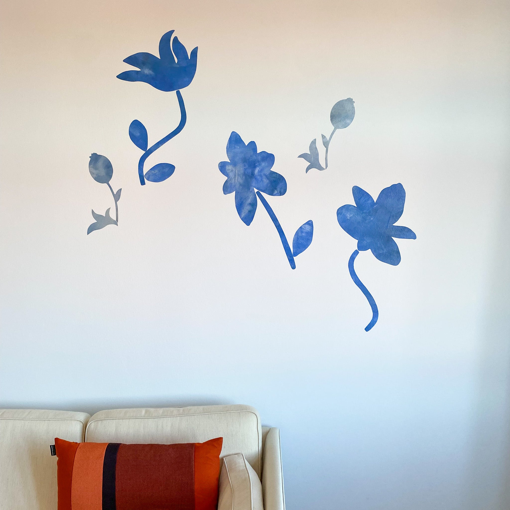 blå tapet blomster. blå blomster wall stickers, håndmalede, installeret i stue