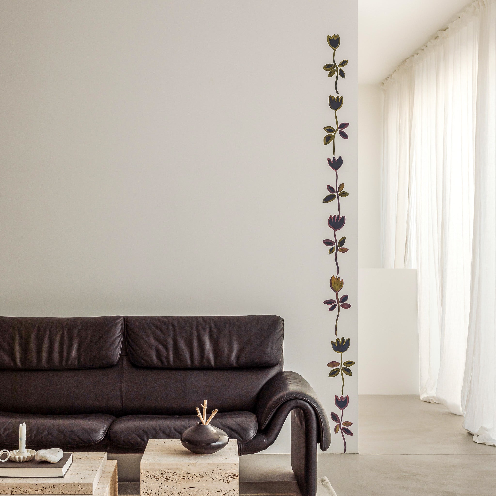 vægdekoration til stuen. sort blomster tapet med guld detaljer installeret i tapetbort.