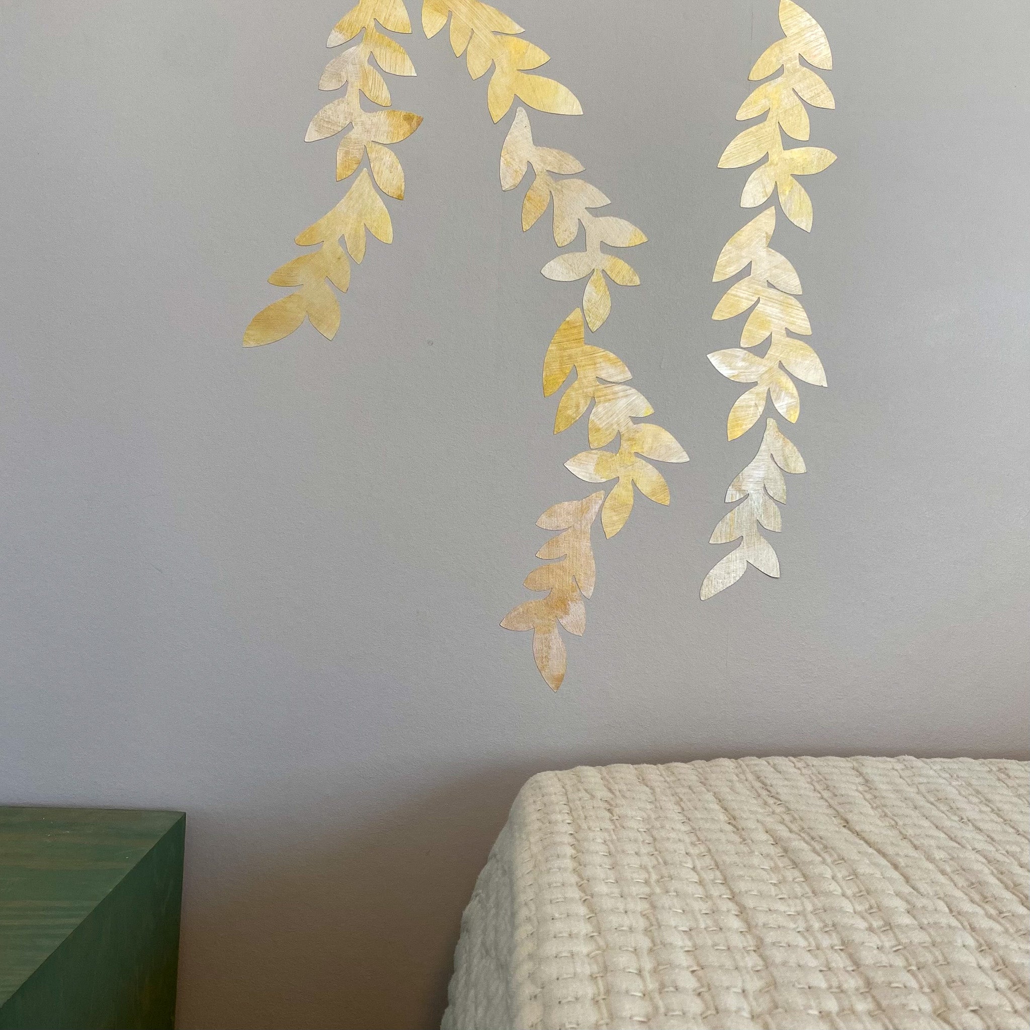 guld tapet bort selvklæbende med grene og blade