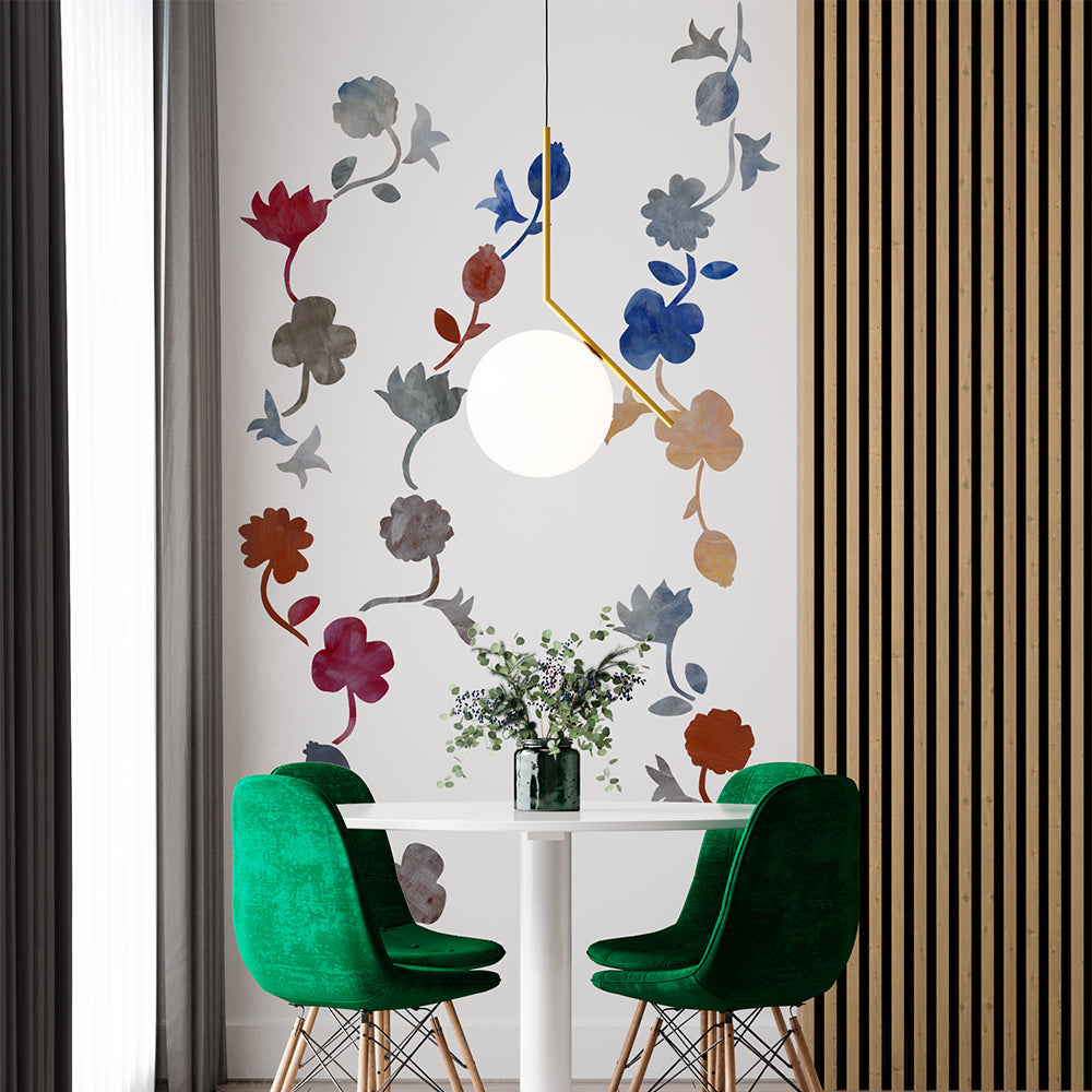 farverigt blomstertapet i spisestue