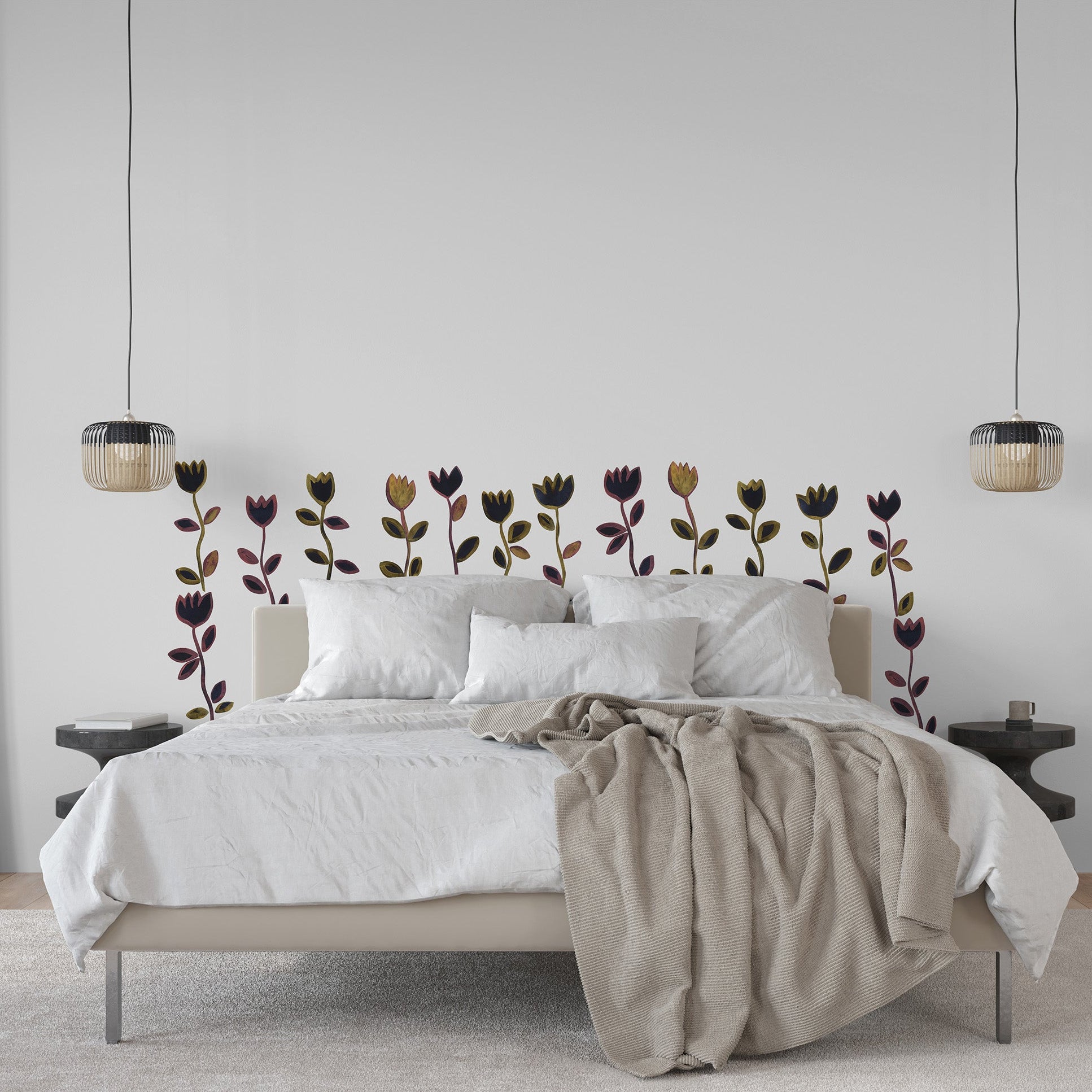 vægdekoratiol til soveværelset. sort blomster tapet med guld detaljer