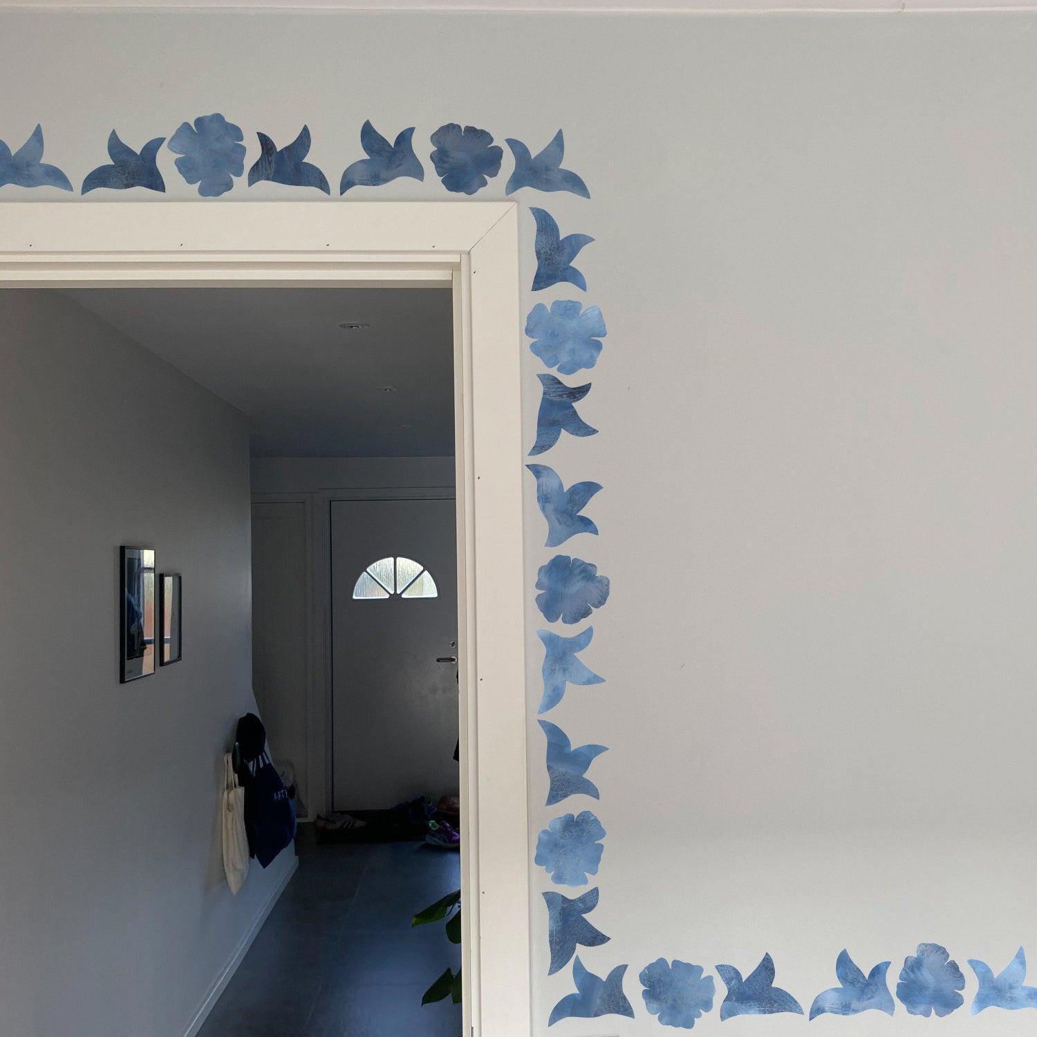 vægdekoration til gang. selvklænde blå blomster tapetbort