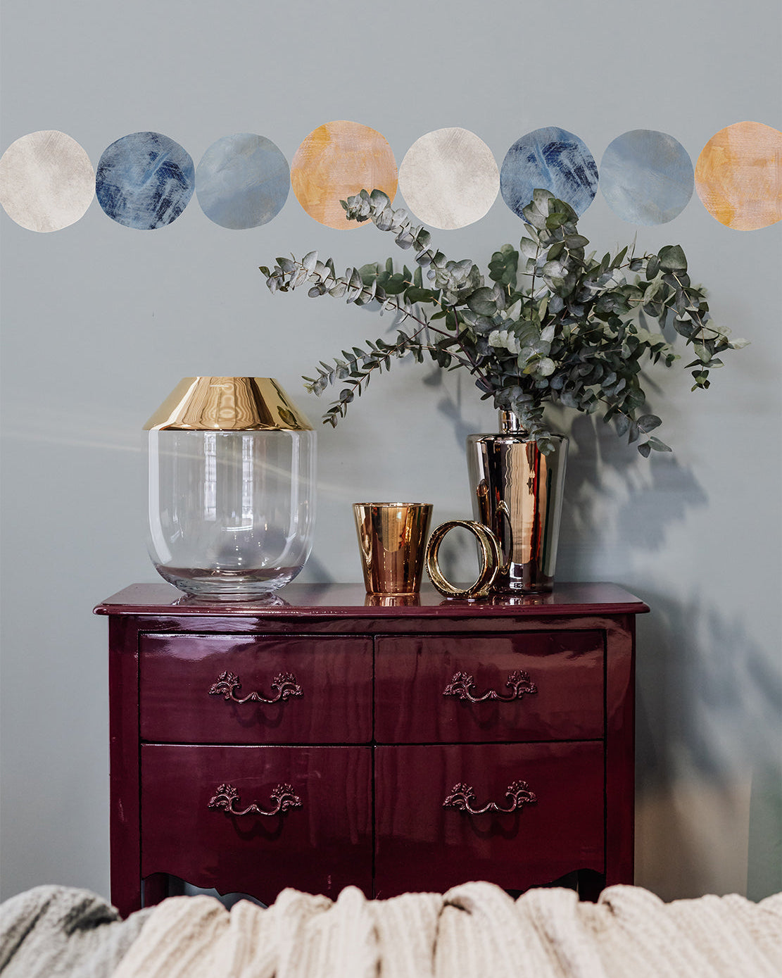 store cirkel wallstickers opsat som tapetbort. håndmalet og selvklæbende tapetbort i guld og blå. vægdekoration i soveværelse.