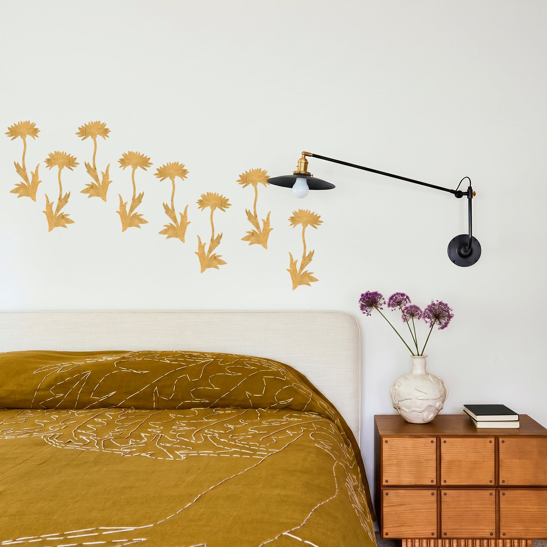 Gyldne mælkebøtte wall stickers i bladguld på væggen i soveværelset bag sengelampe