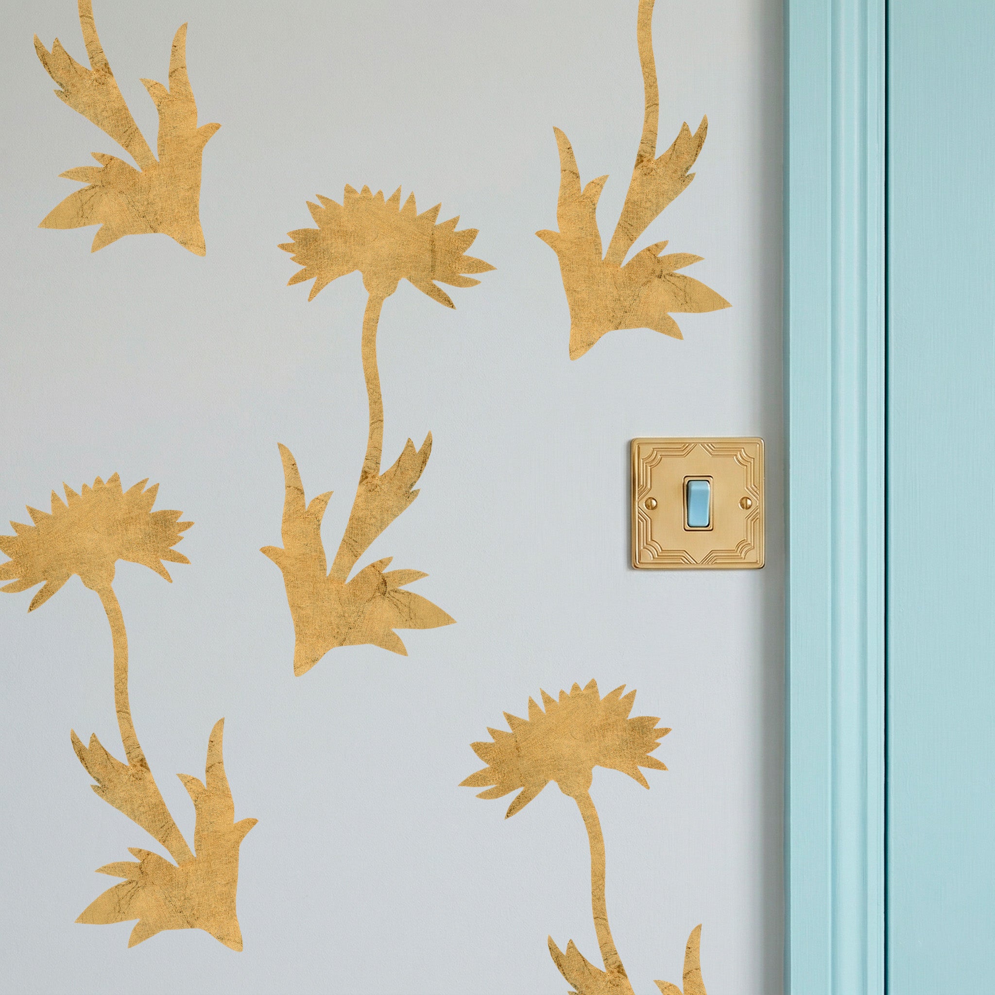 Mælkebøtte wall stickers i imiteret bladguld tæt på væggen ved dør