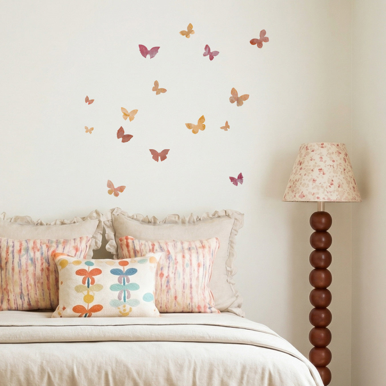 lyserøde og guld sommerfugle wall stickers i babyværelse