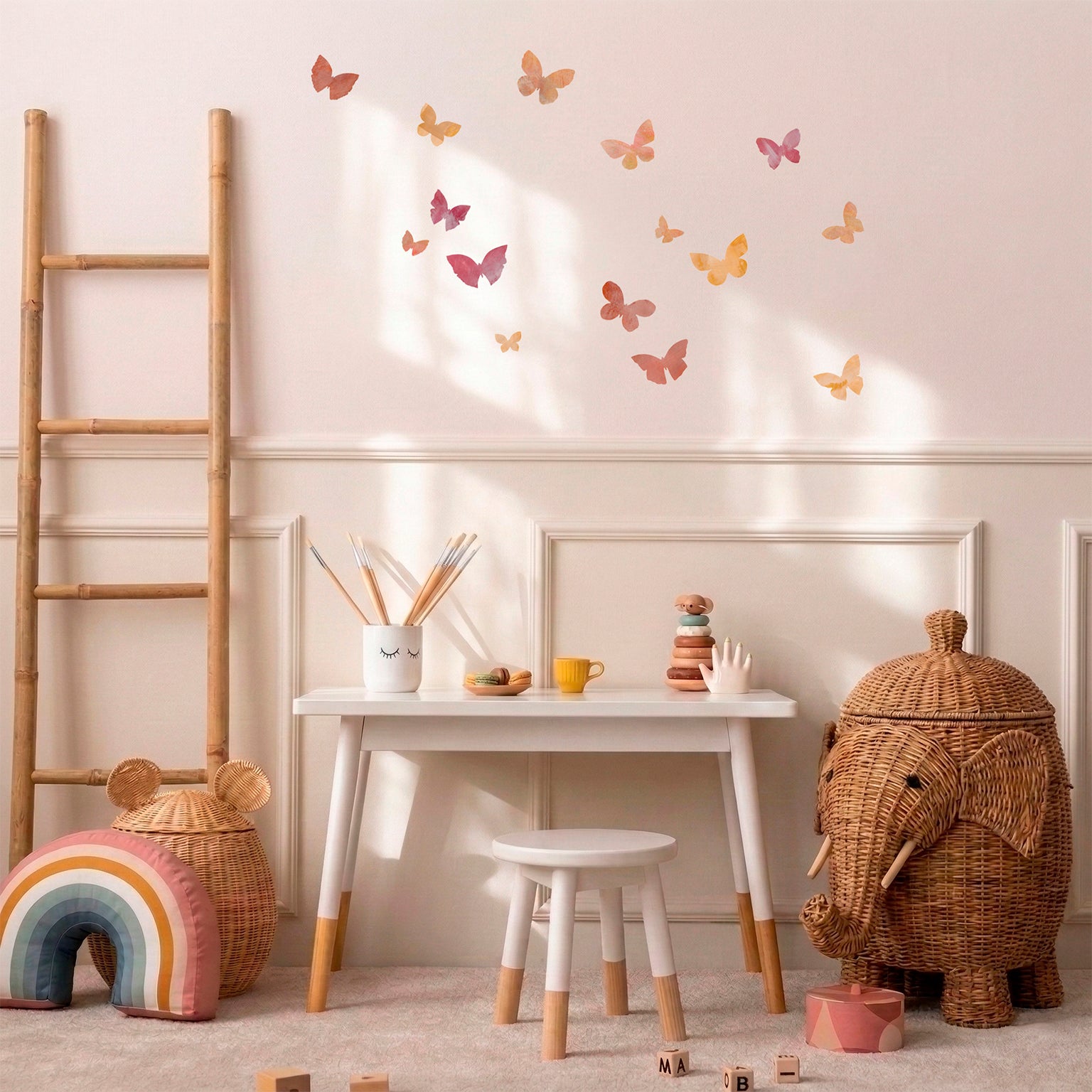 pink, rød og guld sommerfugle i pigeværelse