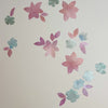 installation af pink blomster tapet
